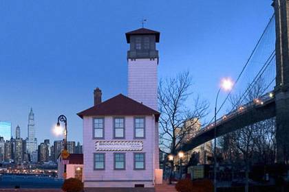 Bild von der Brooklyn Ice Cream Factory bei Dämmerung