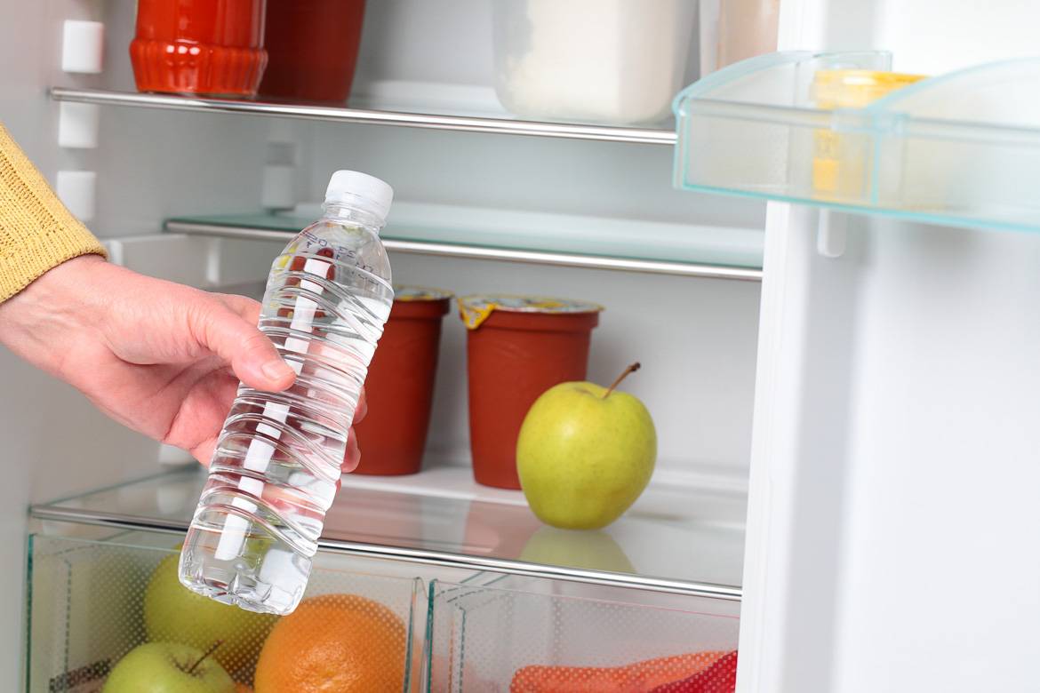 Почему в холодильнике сыро. Холодильник для воды. Холодильник для бутылок. Холодильник с лимонадом. Вода из холодильника.