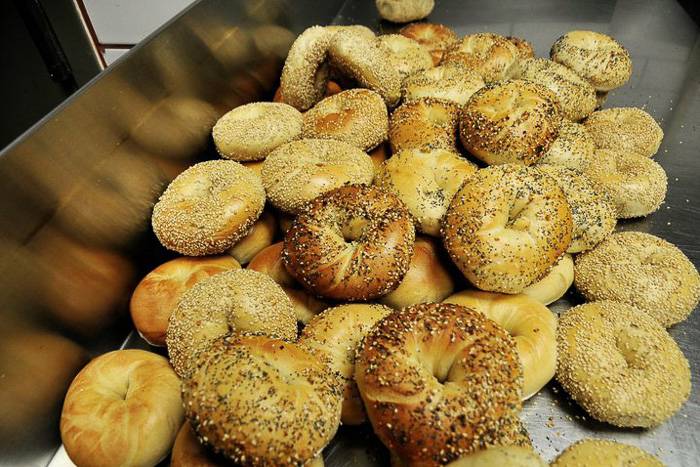 Bild einer Schale voll mit Bageln