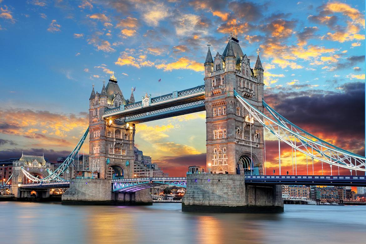 Die Sonne geht hinter der Tower Bridge unter