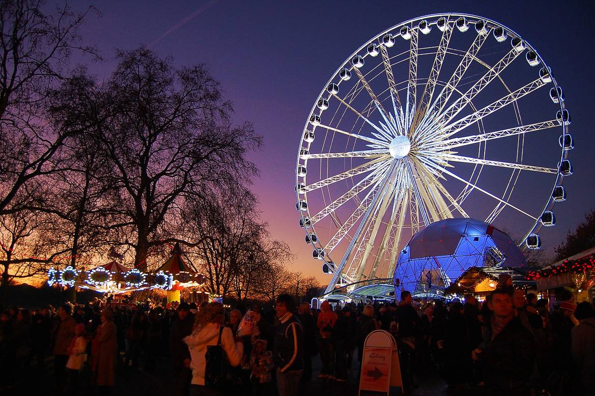 Der Hyde Park Weihnachtsmarkt mit Fahrgeschäften und einer Eislaufbahn
