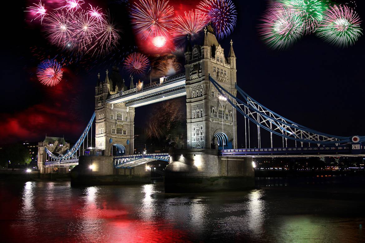 Das Silvesterfeuerwerk hinter der Tower Bridge