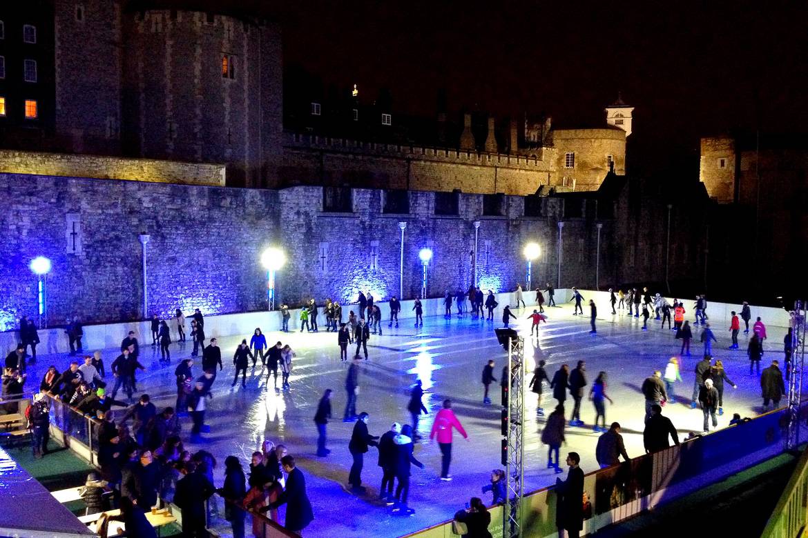 Eislaufen außerhalb der Befestigungsmauern des Tower of London