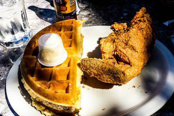 Bild eines Frittierten Hühnchens mit Waffel
