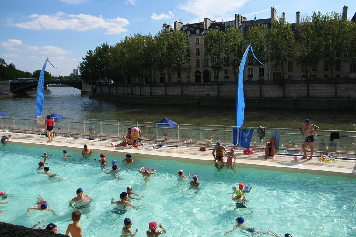 Bild von Kindern in einem Schwimmbecken auf der Seine