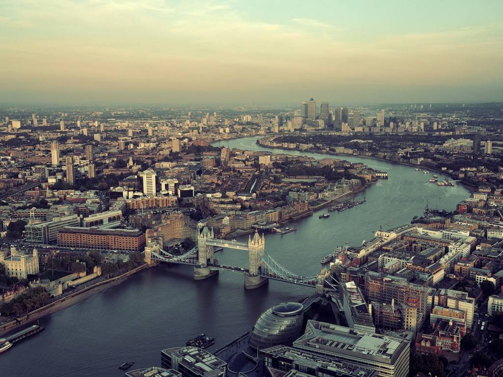 Bild eines Luftblicks über die Tower Bridge und die London City Hall