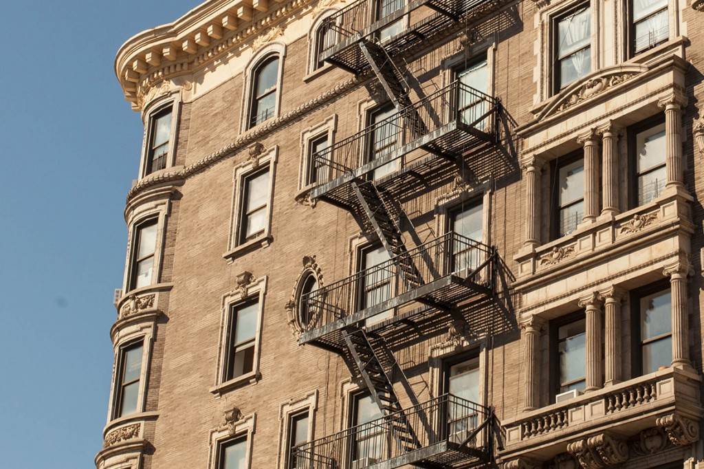 Bild eines Gebäudes in Manhattan mit einer eisernen Feuertreppe