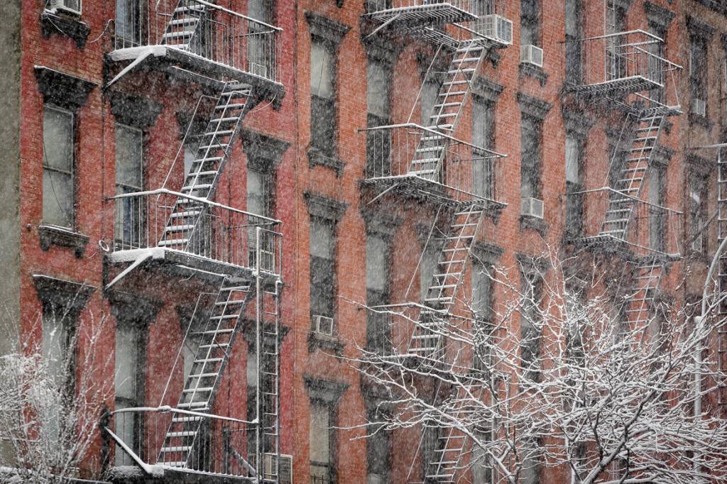 Bild einer Reihe von Flachbauten in New York mit schneebedeckten Feuertreppen