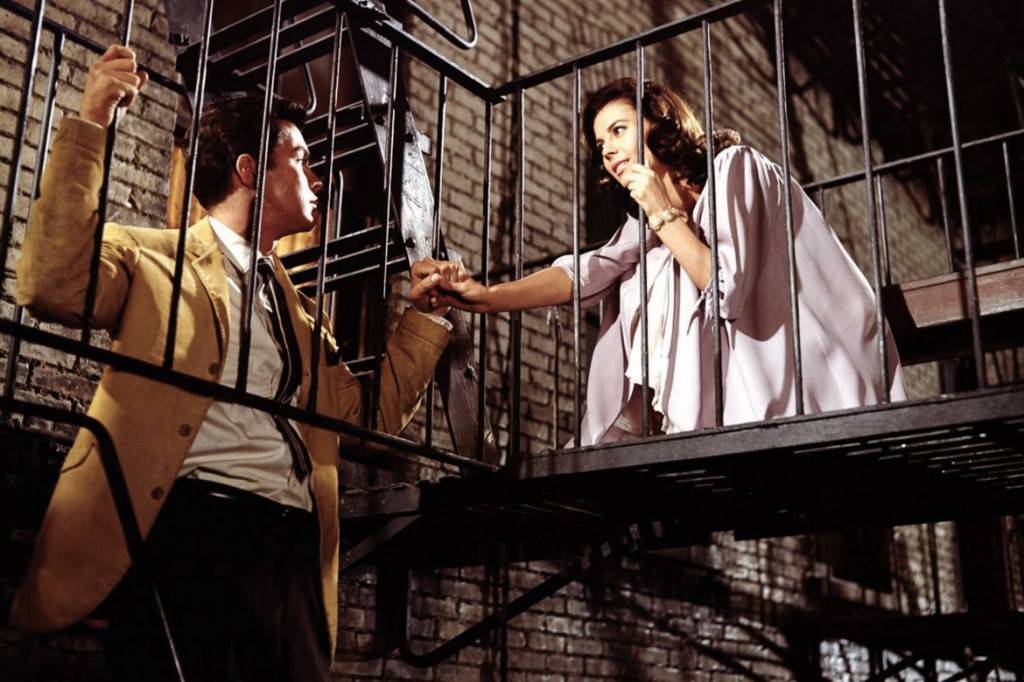Standbild aus dem Film West Side Story mit Marie und Tony auf einer Feuertreppe