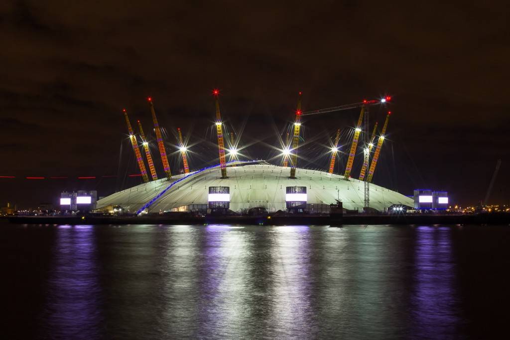 Aufnahme der O2-Arena in Greenwich, London bei Nacht