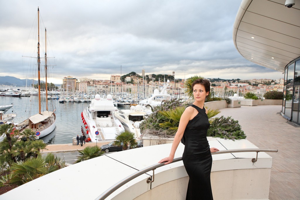 Bild eines Models auf dem Balkon des Palais des Festivals in Cannes