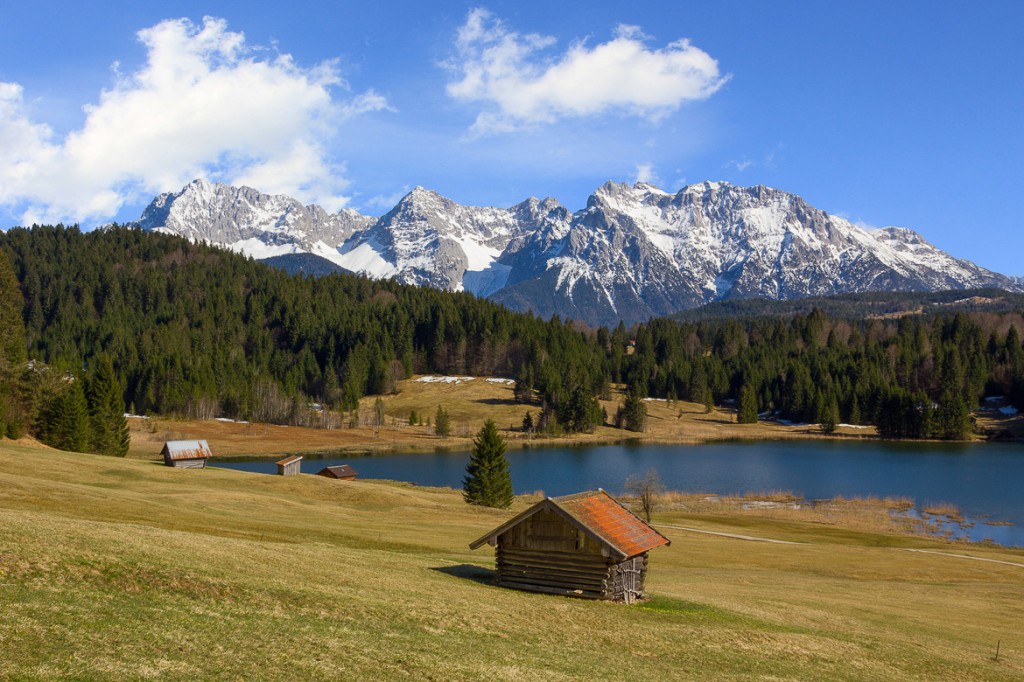 Bild einer Hütte vor einer Bergkette in den Alpen