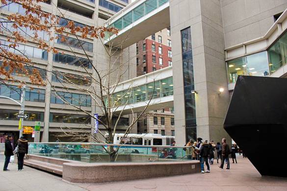Bild des Hunter College Campus mit spazierenden Studenten