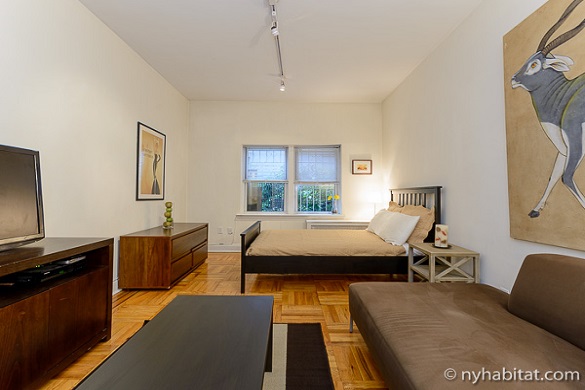 Bild der Studio-Wohnung NY-15404 mit einer Couch, einem Fernseher und einem Doppelbett