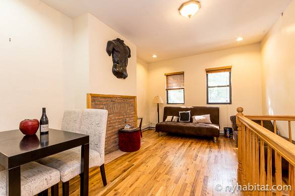 Bild eines Wohnzimmers mit Futon und Esstisch in NY-16560