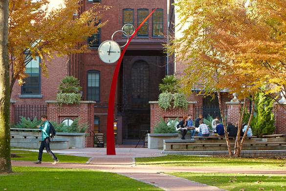 Bild des Pratt Institute Campus mit moderner Kunst und Studenten