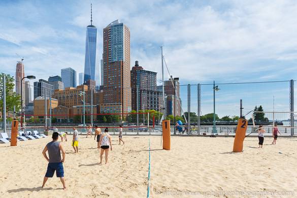 Bild von Volleyballspielern mit der NYC Skyline und dem Freedom Tower im Hintergrund