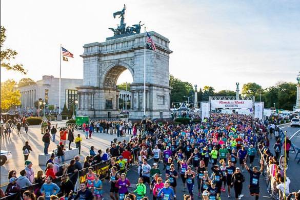 Bild von Läufern am Grand Army Plaza in Brooklyn.