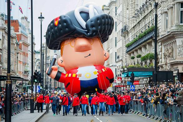 Bild einer riesigen aufblasbaren Ballonfigur bei einer Parade in den Straßen Londons