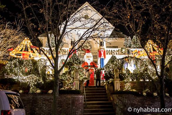 Bild eines Hauses verziert mit Weihnachtsbeleuchtung in Dyker Heights, Brooklyn