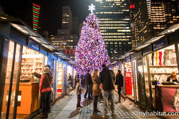 Bild der Geschäfte und des Weihnachtsbaumes im Winterdorf im Bryant Park