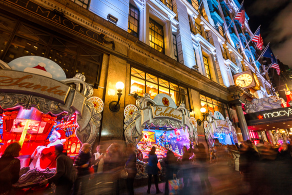 Bild der weihnachtlichen Schaufenster und Dekorationen am Macy’s Herald Square