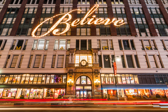 Bild der Fassade von Macy’s Herald Square mit dem Wort “Believe” als Lichtdekoration