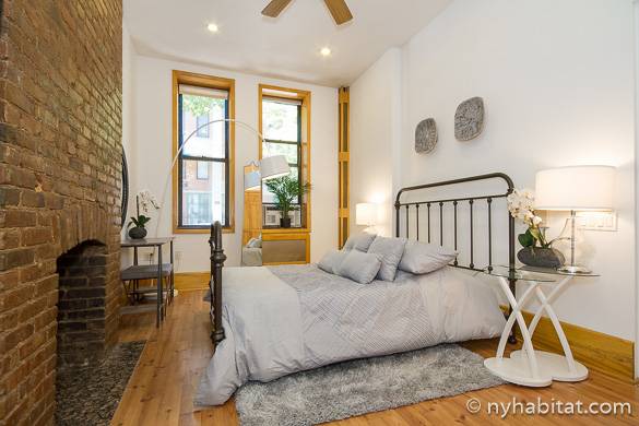 Bild des Schlafzimmers von NY-16922 im East Village mit dekorativem Ziegelkamin