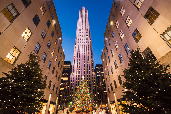 Bild des Weihnachtsbaumes am Rockefeller Center und Einkaufszentrum geschmückt mit Weihnachtsbeleuchtung