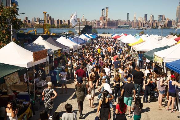 Bild der Menschenmenge und der Essensstände in Smorgasburg, Brooklyn
