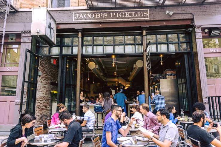 Foto von Kunden, die draußen bei Jacob’s Pickles essen