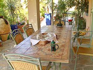 Location en Bed & Breakfast dans le Sud de la France. Photo de la terrasse d'un appartement T3 à Carry Le Rouet, Camargue (PR 374)