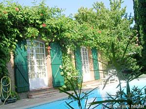 Location meublée dans le Sud de la France. Photo d'un appartement T2 à Carry Le Rouet, Camargue (PR 805)