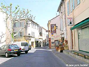 Location de vacances dans le Sud de la France. Photo de la rue d'un appartement T2 à Saint Remy de Provence, Alpilles (PR 790)