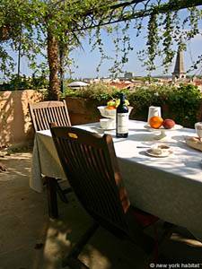 Location de vacances dans le sud de la France. Photo de la terrasse d'un appartement T3 à Avignon (PR-615).