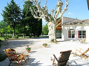 Location de vacances dans le Sud de la France. Photo de la terrasse d'une villa T6 à Les Valayans, région d'Avignon (PR-631)