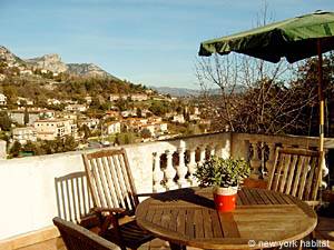 Location de vacances dans le sud de la France. Photo de la terrasse d'un appartement T3 à Vence, Côte d'Azur (PR-335)