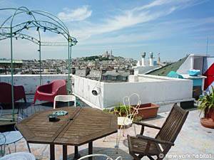 Location meublée à Paris. Photo de la terrasse d'un appartement T3 dans le quartier Gare du Nord, Montmartre (PA-3792)