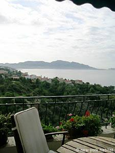 Location meublée dans le sud de la France. Photo de la terrasse d'un appartement T3 à Marseille (PR-932)