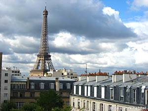 Location meublée à Paris. Vue de la chambre d'un appartement T2 aux Invalides, Tour Eiffel (PA-3384)