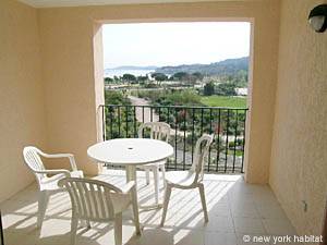 Location de vacances dans le sud de la France. Photo de la terrasse d'un appartement T2 à Gassin, Côte d'Azur (PR-823)