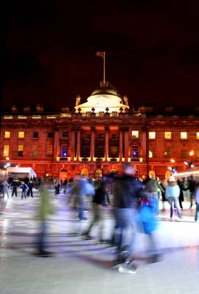 Photo : Patineurs à Somerset House, Londres