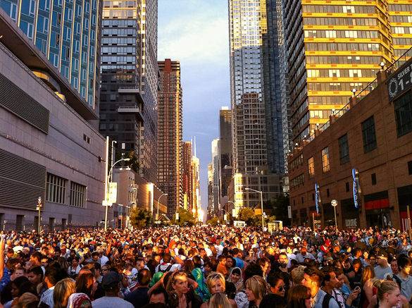 Une photo de la foule de spectateurs qui attend le début du feu d’artifice du 4 juillet à New York