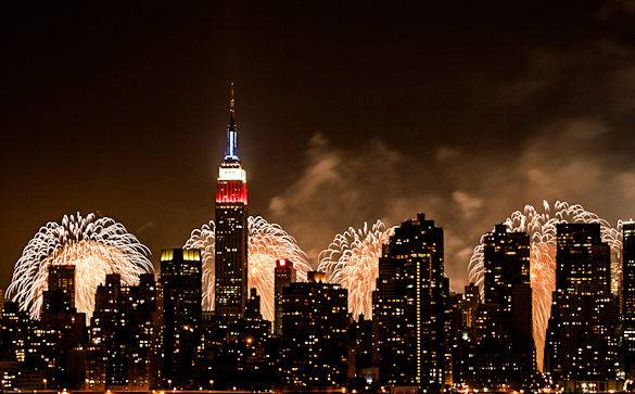 Une photo du feu d’artifice du 4 juillet à New York et des tours de Manhattan