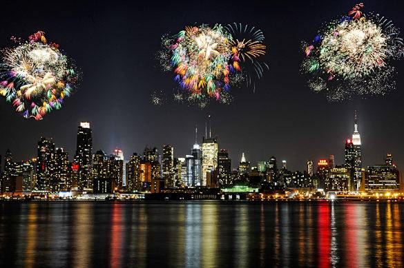 La vue depuis le New Jersey le 4 juillet : un feu d’artifice spectaculaire illumine le ciel au-dessus de Manhattan, New York.