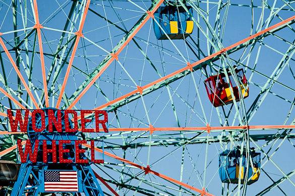 Une photo de la grande roue “Wonder Wheel” de Coney Island à Brooklyn, New York