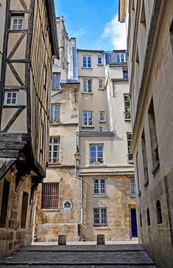 Photo dúne rue typiquement parisienne dans le Marais