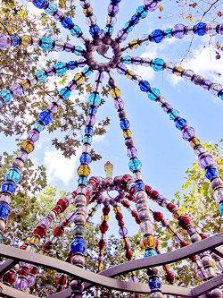Photographie de la bouche de métro de la station Palais-Royal-Musée-du-Louvre, place Colette à Paris