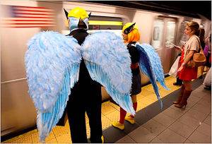 Image de gens dans leur costumes d'halloween en train d'attendre le métro de New York
