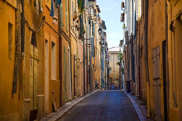 Photo d’une rue dans le quartier du Panier à Marseille